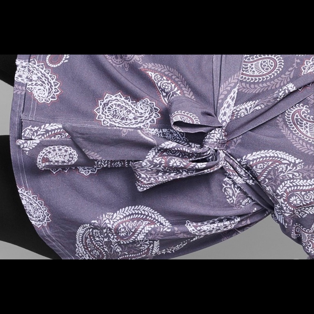 NWOT Lace Detail Robe - Picture 4 of 5